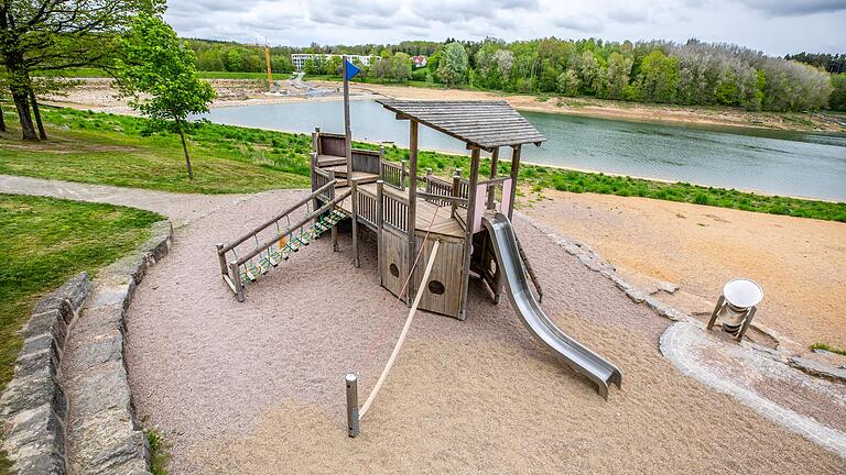 Die Marktgemeinde Stadtlauringen hat bereits Spielplatz und Liegewiese für die Badegäste hergerichtet.