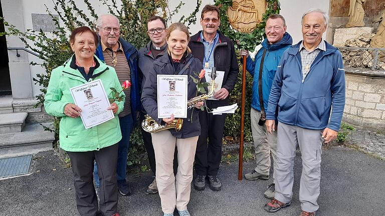 Seit 10, 25 oder 30 Jahren machen sie sich auf den Weg nach Dettelbach: die geehrten Wallfahrer von links: Irmgard Deppisch, stellv. Wallfahrtsleiter Richard Rüger, Pfarrvikar Bertram Ziegler, Katharina Rabenstein, Georg Wagenpfahl, Peter Juks und Wallfahrtsleiter Manfred Deppisch.