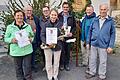 Seit 10, 25 oder 30 Jahren machen sie sich auf den Weg nach Dettelbach: die geehrten Wallfahrer von links: Irmgard Deppisch, stellv. Wallfahrtsleiter Richard Rüger, Pfarrvikar Bertram Ziegler, Katharina Rabenstein, Georg Wagenpfahl, Peter Juks und Wallfahrtsleiter Manfred Deppisch.