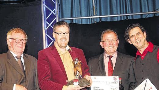 Siegerehrung: (von links) Roland Metz, der Vorsitzende des Fördervereins, Gewinner André Hartmann mit dem „Schaffer“, Bezirkstagspräsident Edwin Dotzel und Moderator Axel Pätz. Siegerehrung: (von links) Roland Metz, der Vorsitzende des Fördervereins, Gewinner André Hartmann mit dem „Schaffer“, Bezirkstagspräsident Edwin Dotzel und Moderator Axel Pätz.