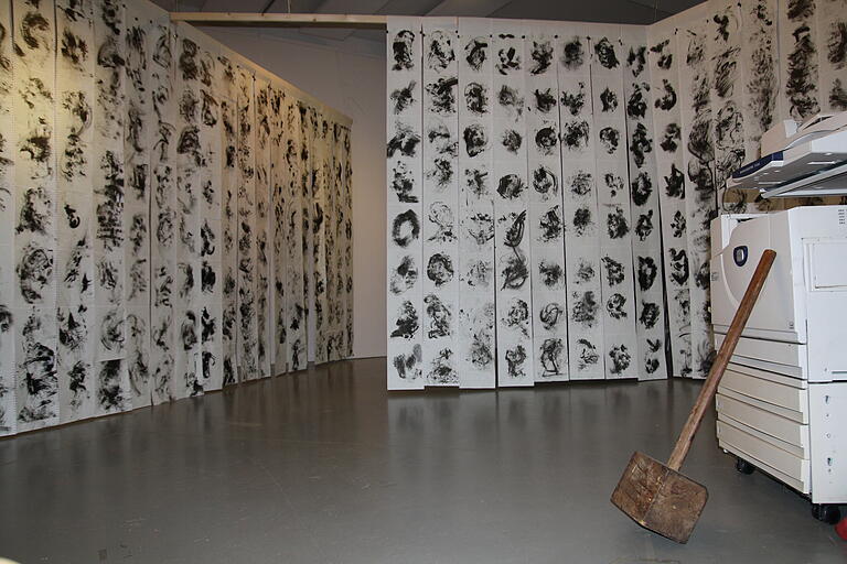In der Ausstellung von Max Gehlofen begegnet klassische Symbolik abstraktem Expressionismus. In der Ausstellung von Max Gehlofen begegnet klassische Symbolik abstraktem Expressionismus.