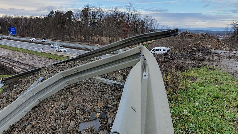 Auch die Autobahnbrücke über die A3 zwischen Großlangheim und Hörblach mit der Kreisstraße KT 12 im Landkreis Kitzingen musste abgerissen und neu gebaut werden. Auch die Autobahnbrücke über die A3 zwischen Großlangheim und Hörblach mit der Kreisstraße KT 12 im Landkreis Kitzingen musste abgerissen und neu gebaut werden.
