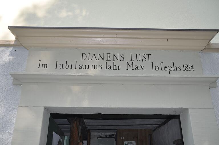 Der Schriftzug über der Eingangstür erinnert an den Grund zur Errichtung des Gebäudes. Der Schriftzug über der Eingangstür erinnert an den Grund zur Errichtung des Gebäudes.