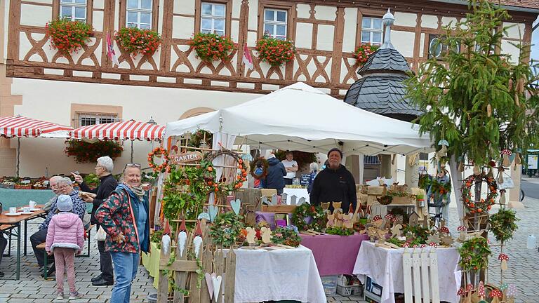 Simone Vogel aus Zeuzleben hatte Upcycling-Artikel, Kränze und Gestecke aus Naturmaterialien und Selbstgenähtes an ihrem Stand aufgebaut. Simone Vogel aus Zeuzleben hatte Upcycling-Artikel, Kränze und Gestecke aus Naturmaterialien und Selbstgenähtes an ihrem Stand aufgebaut.