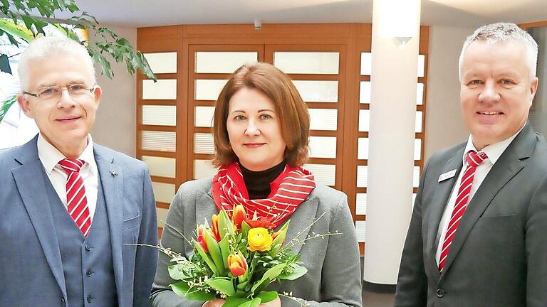 Unser Bild zeigt Vorstandsvorsitzenden Roland Friedrich (von links), Jubilarin Elke Cannata und Bereichsleiter Marco Dietz.       -  Unser Bild zeigt Vorstandsvorsitzenden Roland Friedrich (von links), Jubilarin Elke Cannata und Bereichsleiter Marco Dietz.
