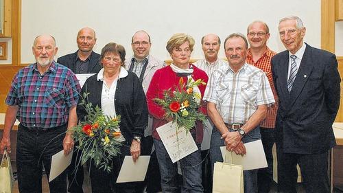 Letzte Amtshandlung: Der scheidende Vorsitzende und neue Ehrenvorsitzende Gustav Streng (rechts) ehrte treue Mitglieder: (von links) Walter Hartmann, Rüdiger Fehr, Dorothea Seitz, Jochen Hahn, Rosamunde Muth, Günter Hörnlein, Karl-Heinz Renninger, Wolfgang Reitelbach.