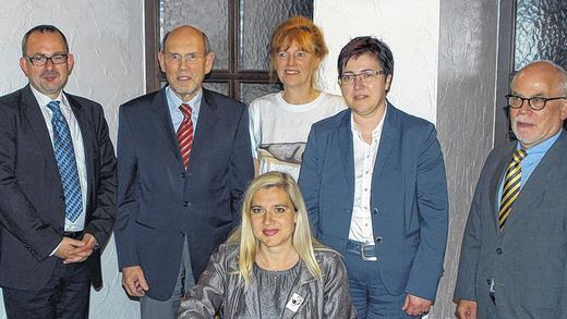 Feierlicher Akt: Bei der 50. Sitzung der Arbeitsgemeinschaft deutscher Biosphärenreservate trugen sich ins Goldene Buch von Oberelsbach ein (von links): Martin Waldhausen, Vorsitzender des deutschen MAB-Nationalkomitees, Walter Hirche, Präsident der Deutschen UNESCO-Kommission, Staatssekretärin Melanie Huml, Margret Brahms, Sprecherin der Arbeitsgemeinschaft der deutschen Biosphärenreservate, Bürgermeisterin Birgit Erb und Regierungsvizepräsident Andreas Metschke.