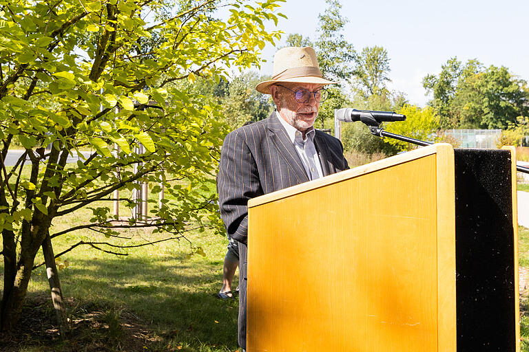 Gerhard V. Heller ist der älteste Enkel von Vitus Heller. Anlässlich der Wegbenennung hielt er eine Rede. Gerhard V. Heller ist der älteste Enkel von Vitus Heller. Anlässlich der Wegbenennung hielt er eine Rede.