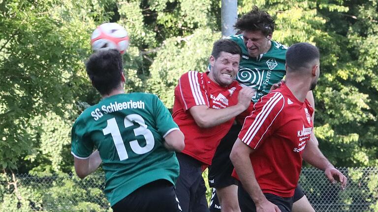 Riesenchance: Der Schleeriether Simon Pfeuffer (rechts) kommt zum Kopfball, der Schwebenrieder Kevin Markert kommt nicht ran, Pfeuffers Kollege Danel Schraut (13) bleibt Zuschauer.