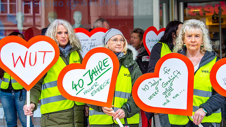 Zirka 22 Mitarbeiterinnen und Mitarbeiter der Filiale der Galeria Kaufhof demonstrierten am Mittwoch, 12. April  für faire Entlohnung und Arbeitsbedingungen.
