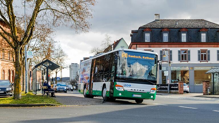 Vom Bahnhof in Karlstadt fahren derzeit nicht nur Linienbusse, sondern des Öfteren auch Busse des Schienenersatzverkehrs ab. (Symbolfoto)