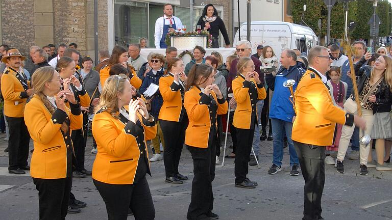 Das Kitzinger Kolping-Musikkorps gehört zum lebendigen Inventar des Kirchweihumzugs in Etwashausen.