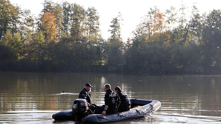 Taucher suchen Baggersee nach vermisster 49-Jähriger ab       -  Die Ermittler gehen von einem Tötungsdelikt aus. Im Verdacht steht der Ehemann.