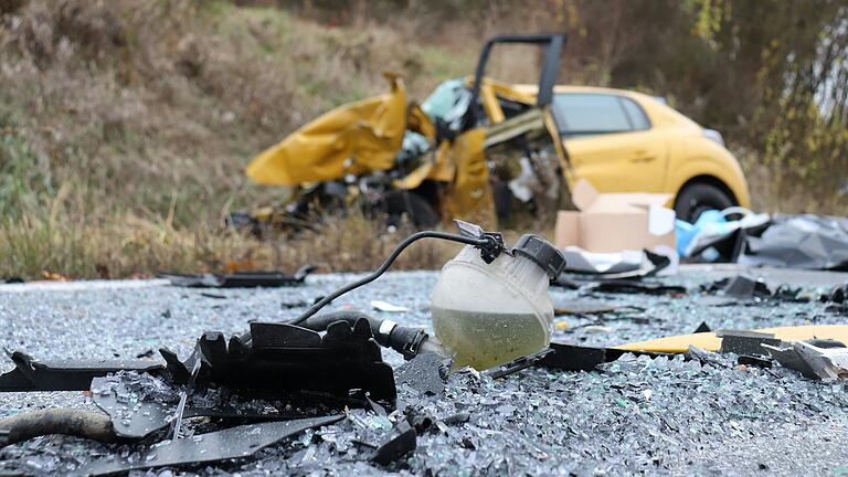 Bei dem Unfall auf Höhe des Kitzinger Stadtteils Repperndorf starb am Freitag eine junge Fahrerin in ihrem Kleinwagen. Bei dem Unfall auf Höhe des Kitzinger Stadtteils Repperndorf starb am Freitag eine junge Fahrerin in ihrem Kleinwagen.