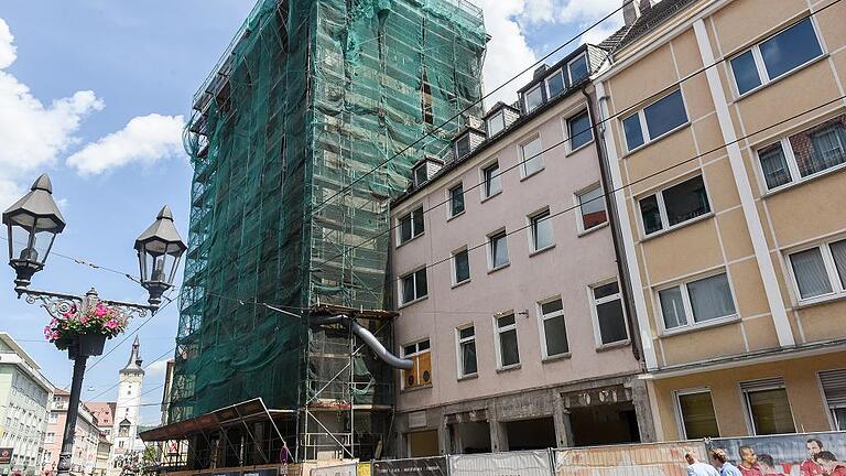 Soll bald abgerissen werden: Das Nachbargebäude am alten Ämterhochhaus in der Augustinerstraße. Auch dieses steht auf der Abbruchliste, doch noch sind Planungen nicht genehmigt.