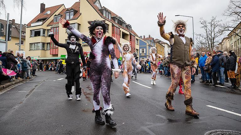 Die tierische Fußgruppe aus Heidenfeld auf dem Weg durch die Stadt. Die tierische Fußgruppe aus Heidenfeld auf dem Weg durch die Stadt.