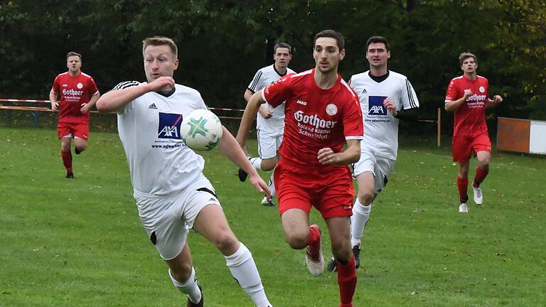 Nicht nur eingeholt, sondern ergebnistechnisch deutlich überholt wurde Rottershausens Nico Wilm (links) vom FV Rannungen um Andre Wetterich, der das Derby klar mit 4:0 für sich entschied. Foto: Hopf - Nicht nur eingeholt, sondern ergebnistechnisch deutlich überholt wurde Rottershausens Nico Wilm (links) vom FV Rannungen um Andre Wetterich, der das Derby klar mit 4:0 für sich entschied. Foto: Hopf Nicht nur eingeholt, sondern ergebnistechnisch deutlich überholt wurde Rottershausens Nico Wilm (links) vom FV Rannungen um Andre Wetterich, der das Derby klar mit 4:0 für sich entschied. Foto: Hopf - Nicht nur eingeholt, sondern ergebnistechnisch deutlich überholt wurde Rottershausens Nico Wilm (links) vom FV Rannungen um Andre Wetterich, der das Derby klar mit 4:0 für sich entschied. Foto: Hopf