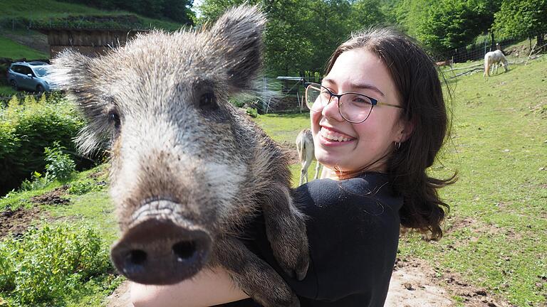 Wildschwein Sissy auf dem Arm von Leni Thauer, der Schwester von Finderin Emma Thauer.