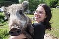 Wildschwein Sissy auf dem Arm von Leni Thauer, der Schwester von Finderin Emma Thauer.