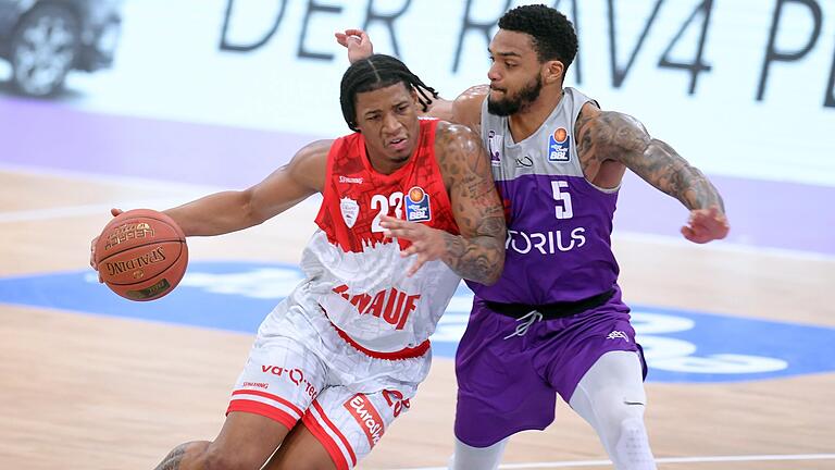 Leidenschaftlicher Team-Basketball zeichnet s.Oliver Würzburg derzeit aus. Hier setzt sich Desi Rodriguez&nbsp; (am Ball) gegen Göttingens Jeff Roberson durch.