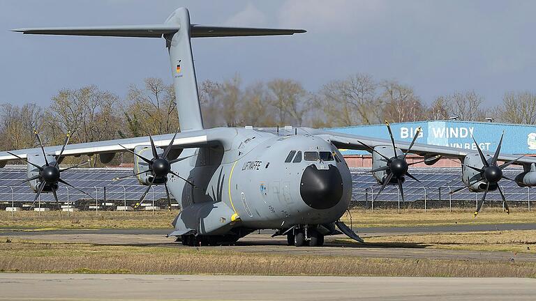 Der Bundeswehr-Airbus vom Typ A400M am Dienstag auf dem Flugplatz Giebelstadt. Der Bundeswehr-Airbus vom Typ A400M am Dienstag auf dem Flugplatz Giebelstadt.