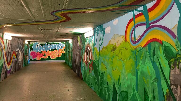 Das Dschungelgraffiti in der Fußgängerunterführung am Ostbahnhof in Heidingsfeld wurde von Schülerinnen und Schülern gemeinsam mit Graffitikünstlern gemalt. Nun wurde es weiß überstrichen. Grund sind Sanierungsarbeiten der Deutschen Bahn. Das Dschungelgraffiti in der Fußgängerunterführung am Ostbahnhof in Heidingsfeld wurde von Schülerinnen und Schülern gemeinsam mit Graffitikünstlern gemalt. Nun wurde es weiß überstrichen. Grund sind Sanierungsarbeiten der Deutschen Bahn.