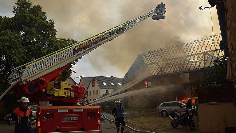 Ein Raub der Flammen wurde am 29. Mai die zum Anwesen Klar gehörende Scheune direkt an der Engstelle in der Ortsmitte von Schallfeld.