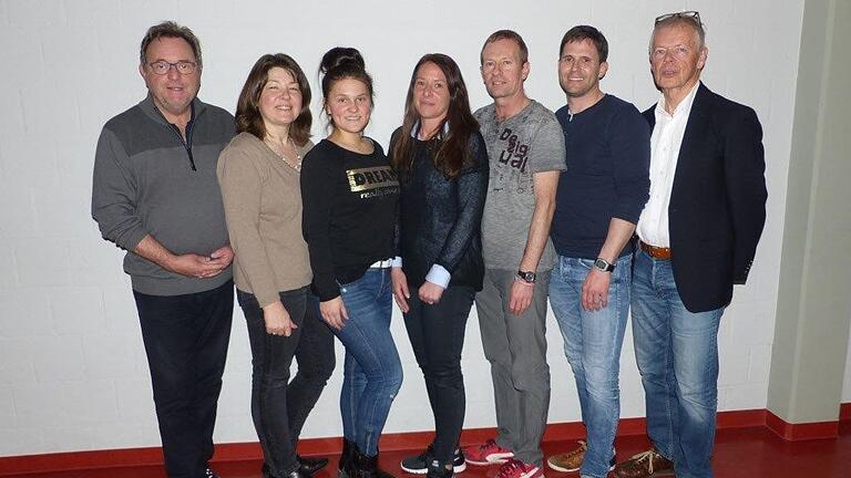 Der ehemaliger Schriftführer Jürgen Jüllich, Kassier Katrin Pfänder, Jugendvorstand Giulia Murea, neue zweite Vorsitzende Nadine Klein, neuer Vorsitzender Ralf Lischka, neuer Schriftführer Henning Braunsdorf und ehemaliger Vorsitzender Jürgen Priebe (von links) bei der Jahresversammlung.