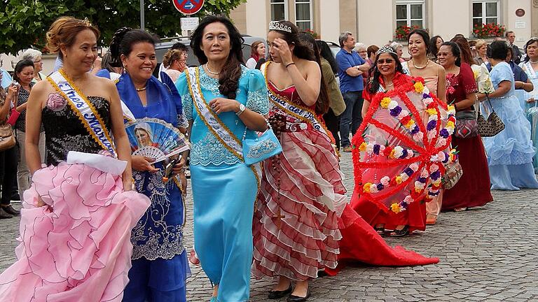 Die Filipinos feiern am Samstag in Eltmann ihr Fest „Santa Cruzan“. Frauen sieht man an diesem Tag in farbenfroher Festtagstracht. Die Filipinos feiern am Samstag in Eltmann ihr Fest „Santa Cruzan“. Frauen sieht man an diesem Tag in farbenfroher Festtagstracht.