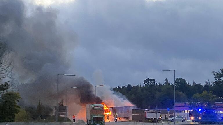 Auf der Raststätte Rhön Ost brannte am Mittwochmorgen ein Lkw aus. Auch liefen 400 Liter Diesel aus. Foto: Mario Brust/FFW Bad Brückenau - Auf der Raststätte Rhön Ost brannte am Mittwochmorgen ein Lkw aus. Auch liefen 400 Liter Diesel aus. Foto: Mario Brust/FFW Bad Brückenau Auf der Raststätte Rhön Ost brannte am Mittwochmorgen ein Lkw aus. Auch liefen 400 Liter Diesel aus. Foto: Mario Brust/FFW Bad Brückenau - Auf der Raststätte Rhön Ost brannte am Mittwochmorgen ein Lkw aus. Auch liefen 400 Liter Diesel aus. Foto: Mario Brust/FFW Bad Brückenau
