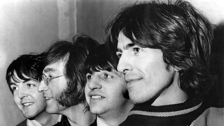 The Beatles.jpeg       -  Paul McCartney (l-r), John Lennon, Ringo Starr und George Harrison aka The Beatles haben mal wieder einen Rekord gebrochen: Sie verzeichnen die größte Spanne zwischen zwei Nummer-eins-Hits überhaupt.