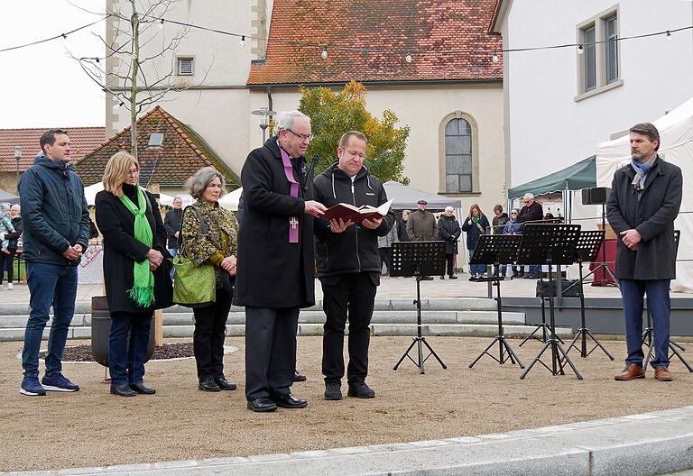 Bei der ökumenischen Segnung des neuen Rathausplatzes in Hausen (von links): Landtagsabgeordneter Björn Jungbauer, die stellvertretende Landrätin Karen Heußner, Landtagsabgeordnete Kerstin Celina, die Pfarrer Helmut Rügamer und Ivar Brückner sowie Bürgermeister Bernd Schraud.