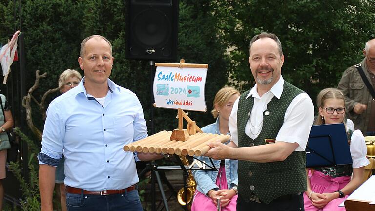 Floßübergabe: Bürgermeister Johannes Krumm (l.) und Vorsitzender Martin Schmelz - Floßübergabe: Bürgermeister Johannes Krumm (l.) und Vorsitzender Martin Schmelz Floßübergabe: Bürgermeister Johannes Krumm (l.) und Vorsitzender Martin Schmelz - Floßübergabe: Bürgermeister Johannes Krumm (l.) und Vorsitzender Martin Schmelz