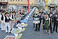 Der Zunftbaum steht: Jetzt beginnt die Marktplatz-Saison       -  (new)   Zum ersten Fest der Marktplatz-Saison lachte der Himmel. Stolz begleiteten die Zünfte ihren Wappenbaum zum Aufstellen. Zweite Bürgermeisterin Anne Zeisner (rechts vorne) bezeichnete das Symbol als Bekenntnis zur Handwerkerschaft und dankte allen, die zum Gelingen der Feier beitrugen: der Musikkapelle Brendlorenzen mit Dirigent Jürgen Weyer, der Rhöner Volkstanzgruppe, ohne die eine Zunftbaumaufstellung nicht denkbar sei, der Feuerwehr, die für das leibliche Wohl sorgte und dem städtischen Bauhof mit seinem Leiter Konrad Wehe fürs gekonnte Aufstellen. Jetzt können die Blicke wieder am weiß-blauen Stamm hinaufwandern - 19,85 Meter hoch. Auch Thomas Habermann, diesmal als Viertellandrat und Dreiviertel-Bürger von Bad Neustadt, freute sich über die Tradition, auf die Dietmar Rosshirt (links vorne), stellvertretender Kreishandwerksmeister und Obermeister der Bau-Innung, einging. Mit dem Dank für ein Jahr ohne größere Unfälle wolle der Zunftbaum auch die Bitte zum Ausdruck bringen: &bdquo;Gott segne das ehrbare Handwerk&ldquo;.