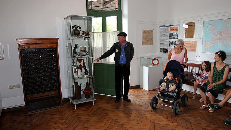 Peter Ernst, der Eisenbahnexperte unter den Museumsführern, erklärte anhand einiger Exponate wie der Eisenbahnbetrieb auf der Streutalbahn abgelaufen ist.