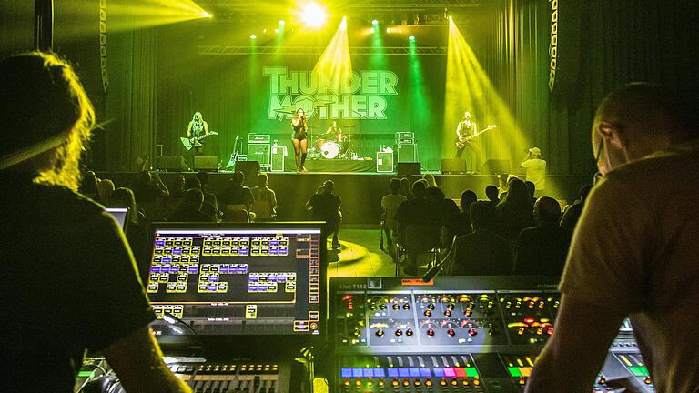 Auch kleinere Konzerte, wie hier die vier schwedischen Rock-Ladies 'Thundermother', mit nur 200 Besuchern finden in der Halle statt. Auch kleinere Konzerte, wie hier die vier schwedischen Rock-Ladies 'Thundermother', mit nur 200 Besuchern finden in der Halle statt.