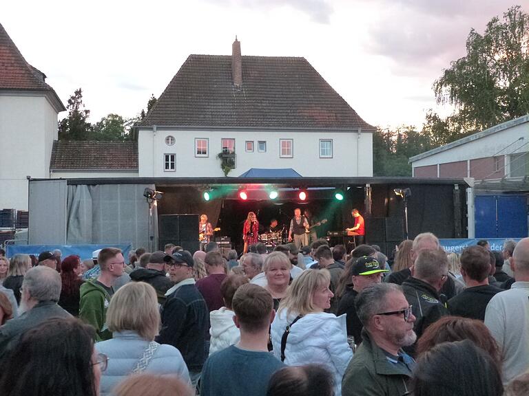 Zahlreiche Bier- und Musikliebhaber tummelten sich am Samstag im Hof der Marktheidenfelder Martinsbräu beim Open-Air-Abend. Zahlreiche Bier- und Musikliebhaber tummelten sich am Samstag im Hof der Marktheidenfelder Martinsbräu beim Open-Air-Abend.