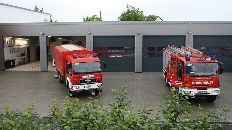 Für den Umzug ins neue Domizil an alter Stelle brachten zwei&nbsp;Feuerwehrfahrzeuge zahlreiche Ausrüstungs- und Einrichtungsgegenstände, die zuvor auf dem Bauhofgelände in Containern untergebracht waren, auf das Gelände.