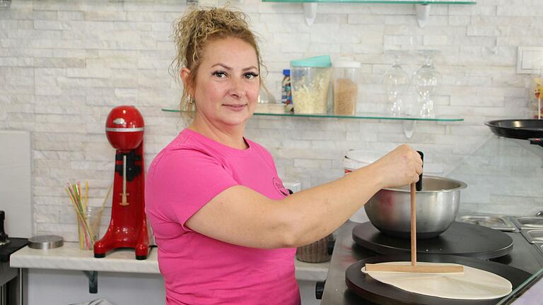 Sorina Hasanoglou bietet in ihrem Café auch Crêpes an. Sorina Hasanoglou bietet in ihrem Café auch Crêpes an.