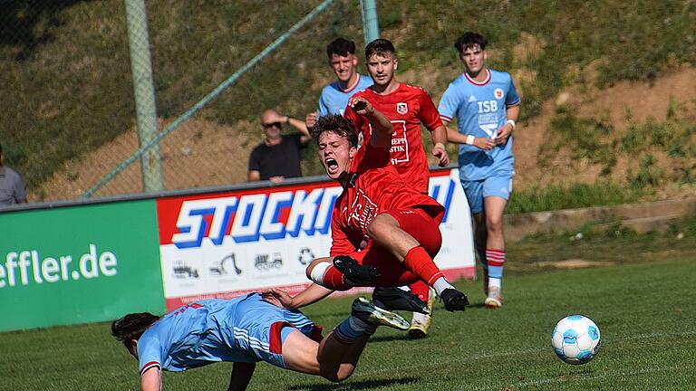 So steht der FC Fuchsstadt zur Winterpause da - Trotz seiner jungen Jahre die Beständigkeit in Person ist Fuchsstadts Ben Erhard (in rot), der hier im Spiel gegen den TuS Röllbach 'auf die Socken' bekommt. So steht der FC Fuchsstadt zur Winterpause da - Trotz seiner jungen Jahre die Beständigkeit in Person ist Fuchsstadts Ben Erhard (in rot), der hier im Spiel gegen den TuS Röllbach 'auf die Socken' bekommt.