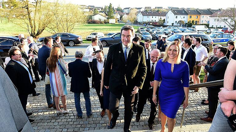 Stefanie Hümpfner, die Kreisvorsitzende der Jungen Union Haßberge, begrüßt Markus Söder in Königsberg.