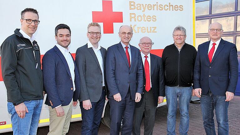 Daniel Schirmer (Zweiter von links) und Daniel Imhof (Dritter von links) sind das neue Führungsduo an der BRK-Rettungswache Hofheim. Sie lösen Jürgen Sieber (Zweiter von rechts) ab, der sein Amt in jüngere Hände legen wollte. Rettungsdienstleiter Christoph Grimmer (links) sowie (von rechts) Bürgermeister Wolfgang Borst, Kreisgeschäftsführer Dieter Greger und Landrat und BRK-Kreisvorsitzender Wilhelm Schneider wünschten den beiden viel Erfolg und dankten Sieber für sein jahrzehntelanges Engagement. Daniel Schirmer (Zweiter von links) und Daniel Imhof (Dritter von links) sind das neue Führungsduo an der BRK-Rettungswache Hofheim. Sie lösen Jürgen Sieber (Zweiter von rechts) ab, der sein Amt in jüngere Hände legen wollte. Rettungsdienstleiter Christoph Grimmer (links) sowie (von rechts) Bürgermeister Wolfgang Borst, Kreisgeschäftsführer Dieter Greger und Landrat und BRK-Kreisvorsitzender Wilhelm Schneider wünschten den beiden viel Erfolg und dankten Sieber für sein jahrzehntelanges Engagement.