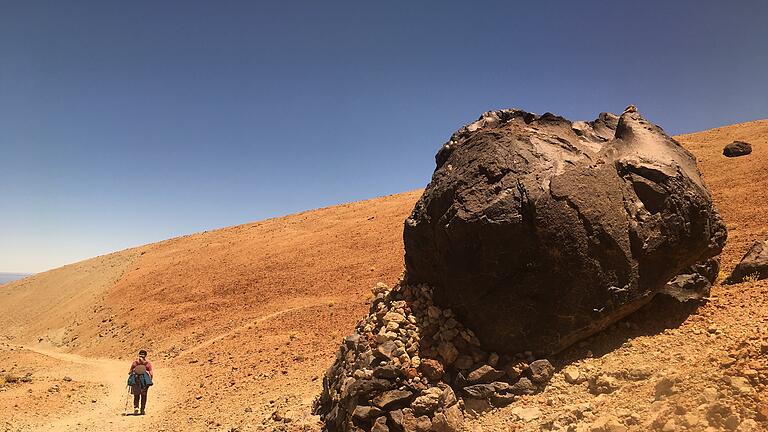 Teneriffas Norden: Spektakuläre Farben, dramatische Landschaft - das macht den Auf- und Abstieg vom Teide aus, Spaniens höchstem Berg (3718 Meter). Der Wanderer kommt dabei auch an den Huevos del Teide (&quot;Eier des Teide&quot;) vorbei, riesigen Lavakugeln. Man nimmt an, dass sie einst glühend den Teide-Hang hinunterrollten.