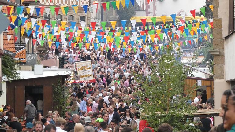 Nach zwei Jahren Pandemie-Pause wurde das 36. Zeiler Altstadt-Weinfest wieder groß gefeiert. Nach zwei Jahren Pandemie-Pause wurde das 36. Zeiler Altstadt-Weinfest wieder groß gefeiert.