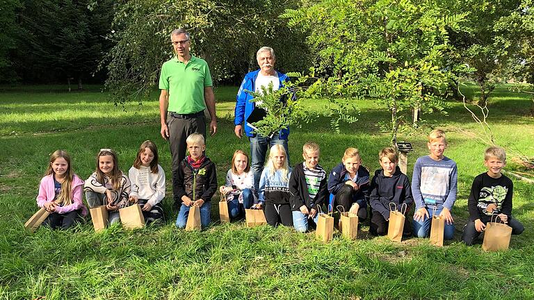 Der Jahresbaum 2022 eine Rotbuche (Fagus sylvatica) wurde schon im Frühjahr 2022 mit der Erzieherin Claudia Geiß und mit den Kindern Sophia Kürschner, Samira Amelang, Luan Zinßler, Arno Hochrein, Emilia Fischer, Aaron Schmidt, Phil Kürschner, Moritz Schulz, gepflanzt und übergeben. Im Bild Felice Zinßler, Sophie Abschütz, Marie Wachenbrönner, Nick Werner, Leonie Kürschner, Leni Kürschner, Nico Schmitt, Korbinian Schneider, Clemens Bohn, Marvin Köhler, Noah Jucht.