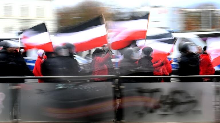 Demonstration.jpeg       -  Teilnehmer einer Neonazi-Demonstration werden von der Polizei begleitet.