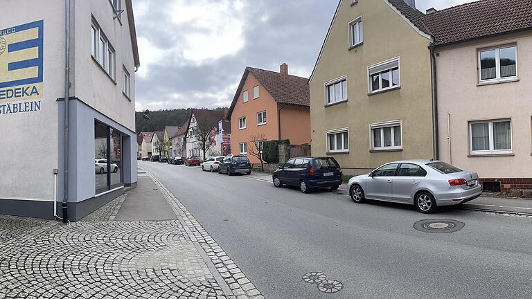 Die Engstelle ist eine Gefahr für Fußgänger, weil Fahrzeuge im Gegenverkehr auf den Gehweg ausweichen.       -  Die Engstelle ist eine Gefahr für Fußgänger, weil Fahrzeuge im Gegenverkehr auf den Gehweg ausweichen.