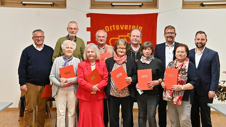 Langjährige Mitglieder des SPD-Ortsvereins Waldbüttelbrunn wurden von MdB Markus Hümpfer (rechts) und vom Ortsvorsitzenden Klaus Schmidt  (Dritter von rechts) ausgezeichnet (von links): Harald Spanheimer, Jürgen Steinmetz, Rosi Kohl, Karl-Heinz Spiegel, Helga Friedrich, Andreas Hümmer für seinen Vater Philipp, Margit Bachmann und Brigitte Werner