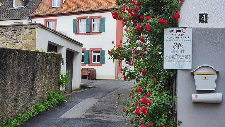 Die Klingenstraße ist eine Einbahnstraße und nur für Anlieger frei. Trotz Hinweisschilder der Anwohner halten sich daran nicht alle Autofahrerinnen und Autofahrer.