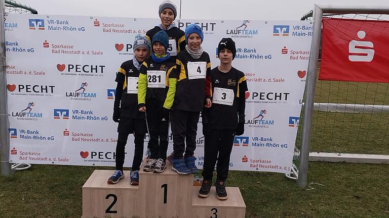 Die Laufgruppe von Isabell Lef mit (von links) Bezirkssieger M10 Jakob Glaus, M8 Sieger Lukas Glaus, M10 Vizemeister Fabian Redelberger, Felix Wiesner, hinten W12 Vizemeisterin Anna Glaus. Die Laufgruppe von Isabell Lef mit (von links) Bezirkssieger M10 Jakob Glaus, M8 Sieger Lukas Glaus, M10 Vizemeister Fabian Redelberger, Felix Wiesner, hinten W12 Vizemeisterin Anna Glaus.